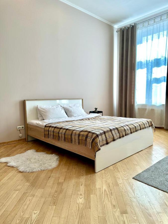 Apartments In The City Center, Near A Theatre, Zlata Plaza Rivne Esterno foto