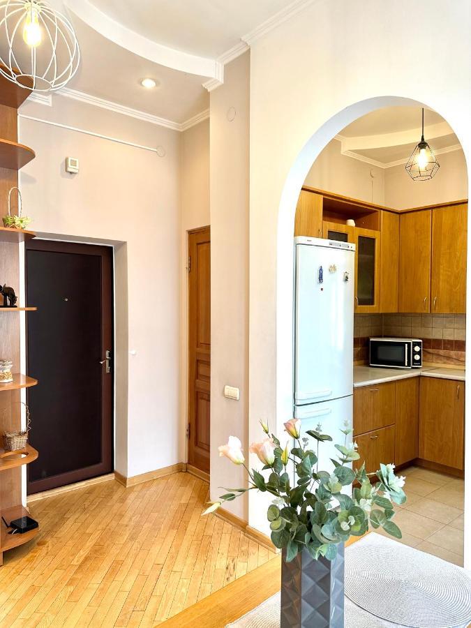 Apartments In The City Center, Near A Theatre, Zlata Plaza Rivne Esterno foto